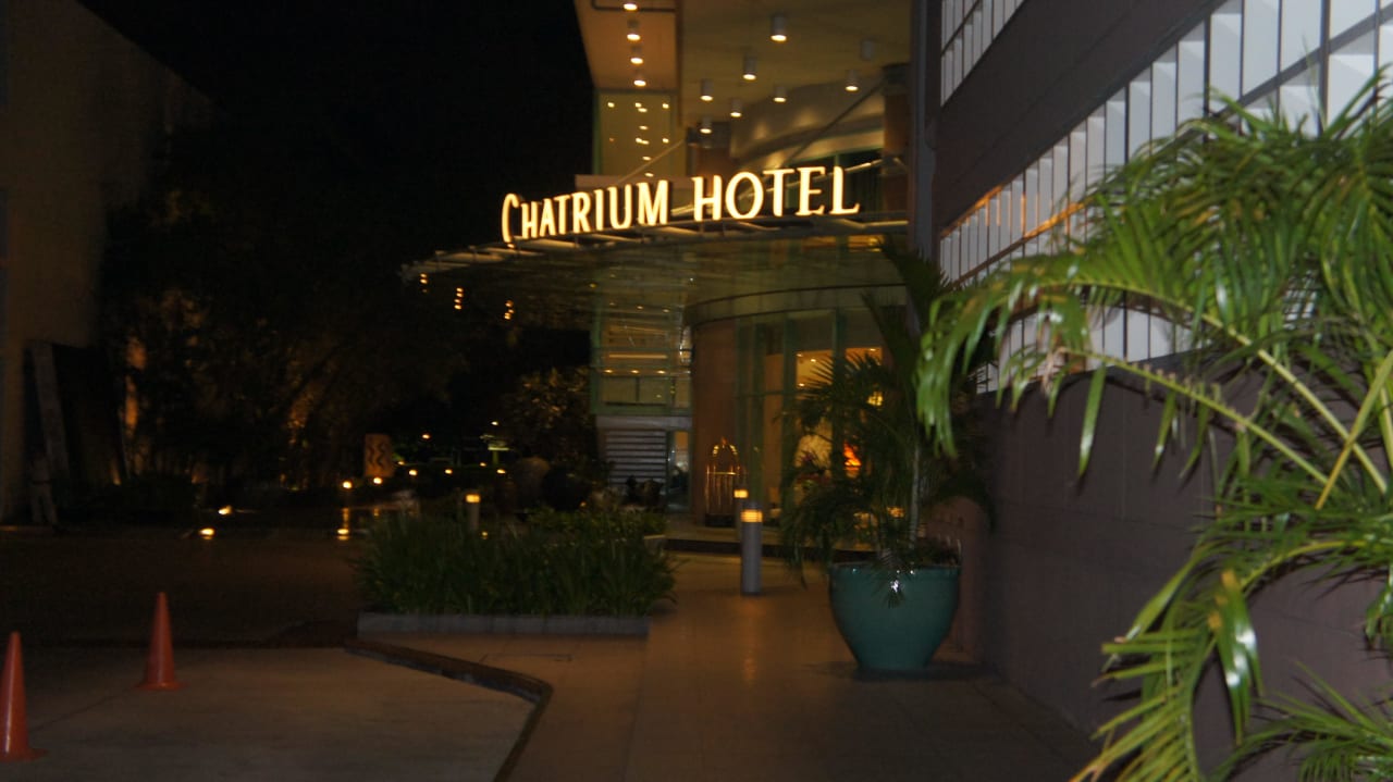 Der Eingang in das schöne Hotel Chatrium Hotel Riverside Bangkok