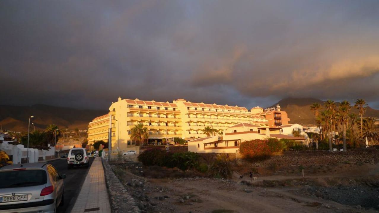 Hotel im Sonnenuntergang vom Meer HOVIMA Jardin Caleta