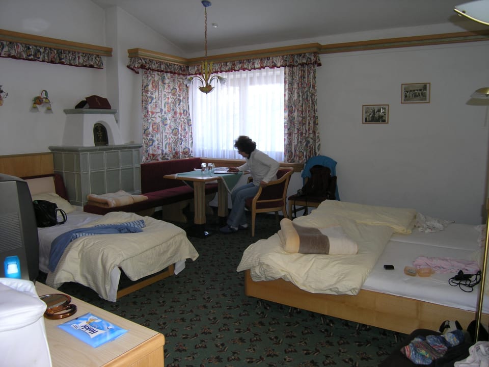 Blick zum Kamin mit Sitzecke Hotel Auffacher Hof