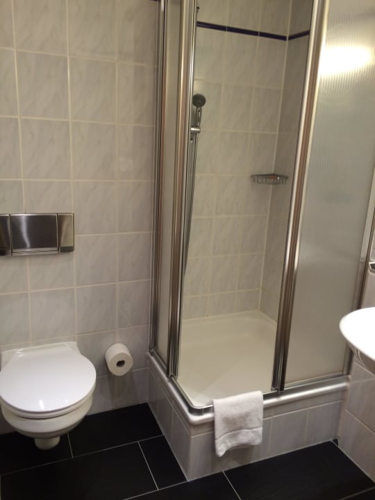 Dusche und WC ACHAT Hotel Frankfurt Maintal