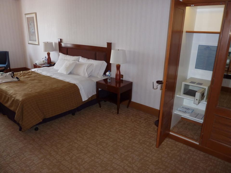 Bett und Schrank Sheraton Saigon Grand Opera Hotel
