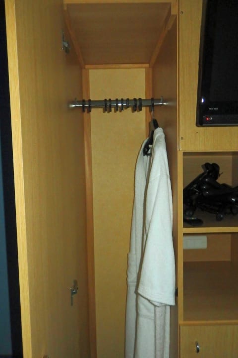 Mini Kleiderschrank - unpraktisch für Wanderer Hotel Perle Des Vosges