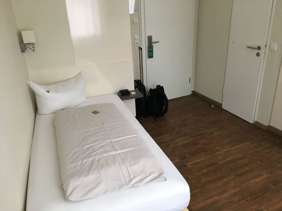 Einzelzimmer groß und gemütlich sevenDays Hotel Karlsruhe