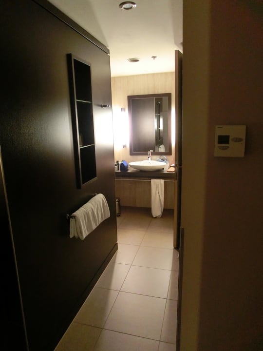Durchgang bei der Badewanne zum Waschbecken  Lindner Hotel Vienna Am Belvedere, part of JdV by Hyatt