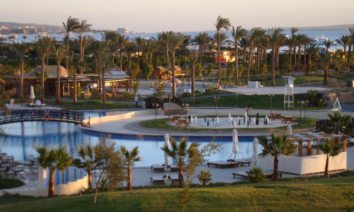 Pool am Abend Steigenberger ALDAU Beach Hotel