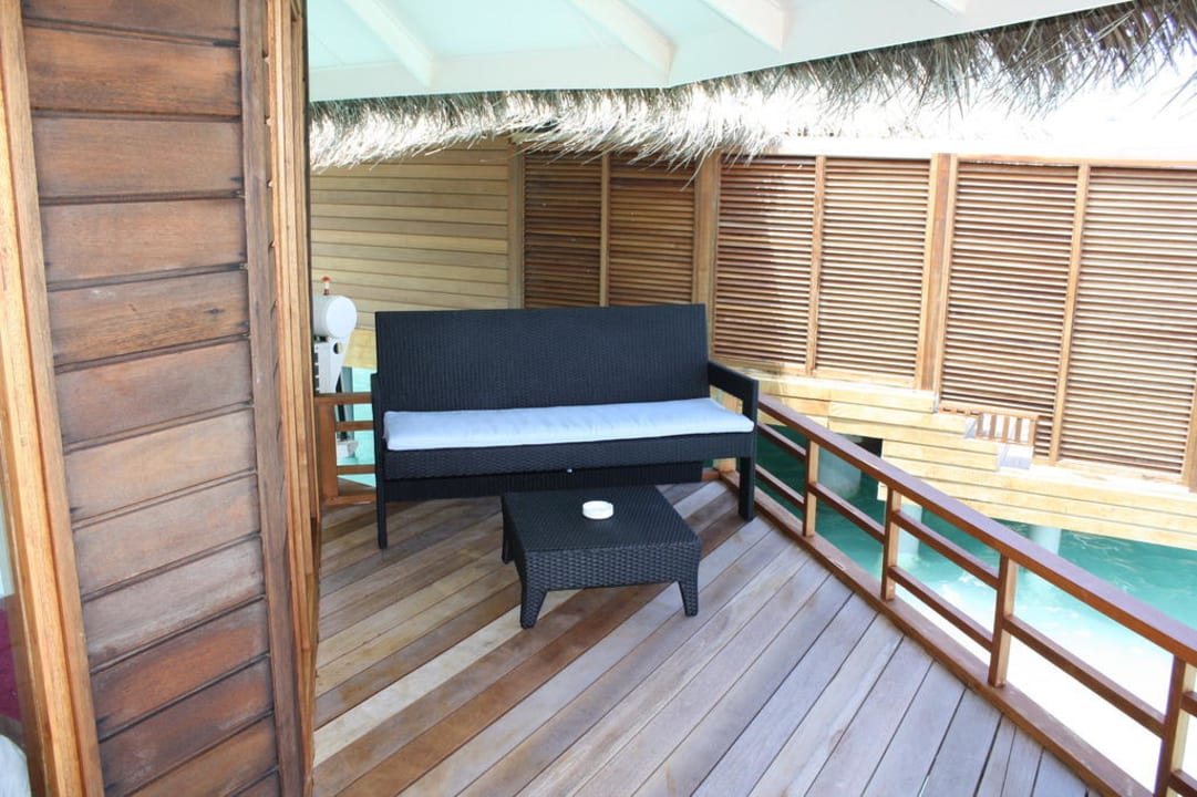 Sitzgelegenheit auf der Terrasse Kuramathi Maldives