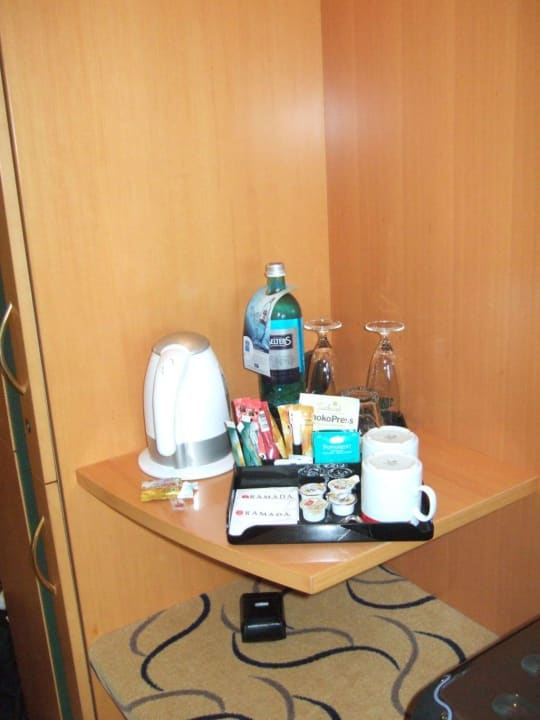 Wasserkocher mit Tee und Kaffee H+ Hotel Limes Thermen Aalen