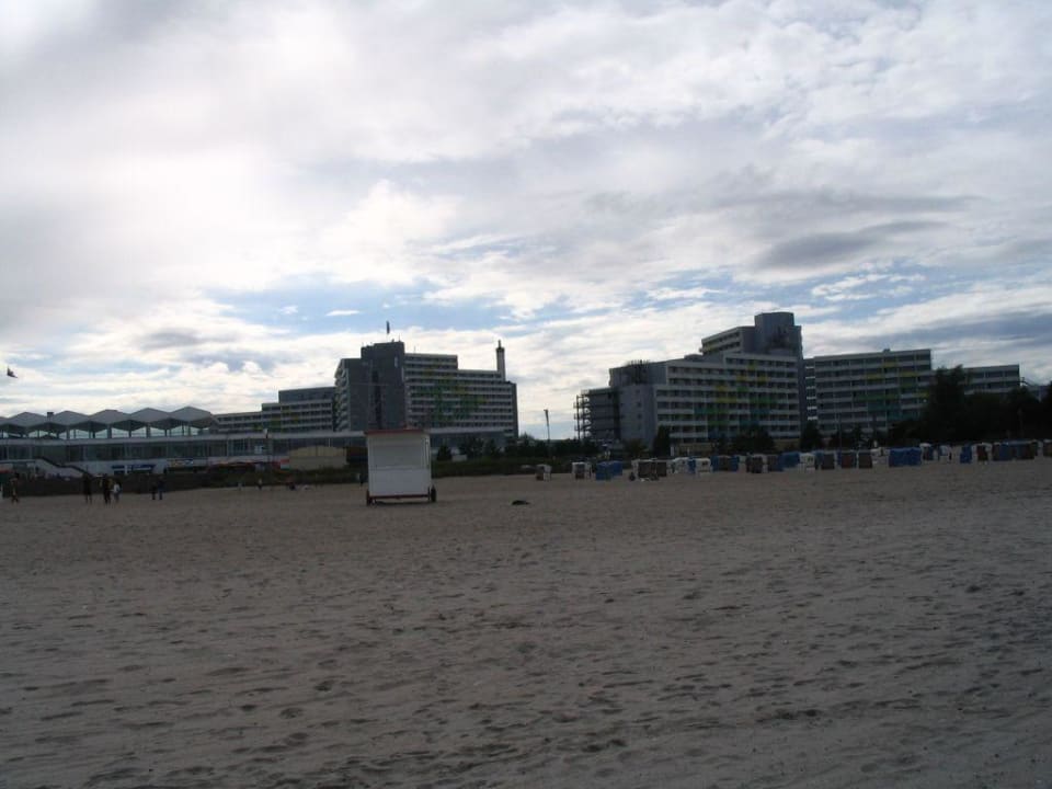 Blick vom Strand zum Hotel Damp Ostsee Resort & Ferienpark