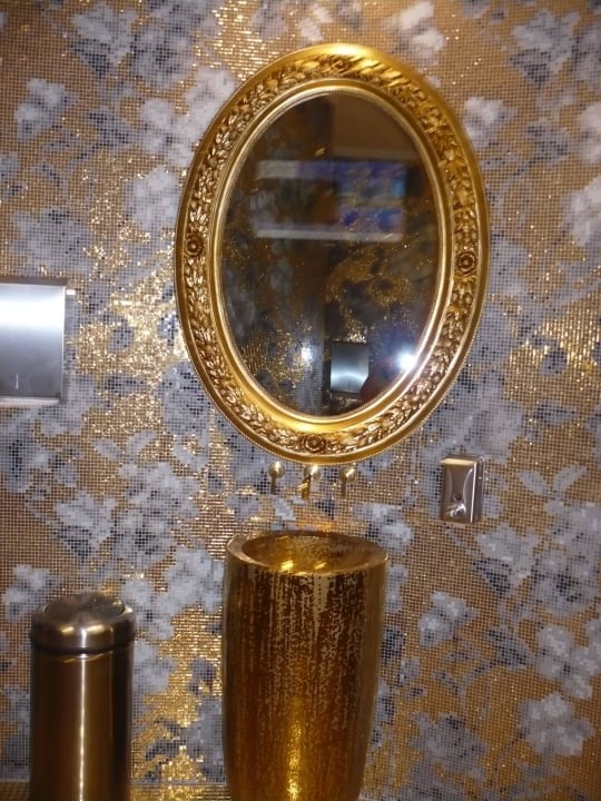 Spiegel mit eingebautem TV-Gerät Azura Deluxe Resort & Spa Hotel