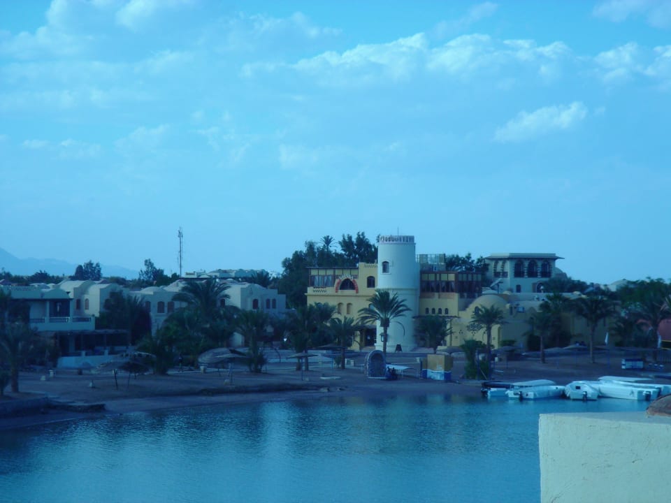 На противоположном берегу от отеля Panorama Bungalows Resort El Gouna