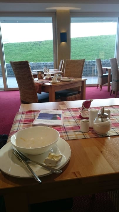 Tische beim Frühstücksbüffet Hotel Hafen Büsum