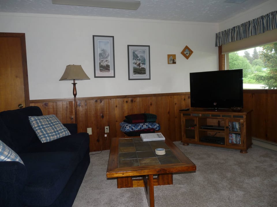 Wohnzimmer mit großem Flachbildschirm-TV Paula's Place B&B