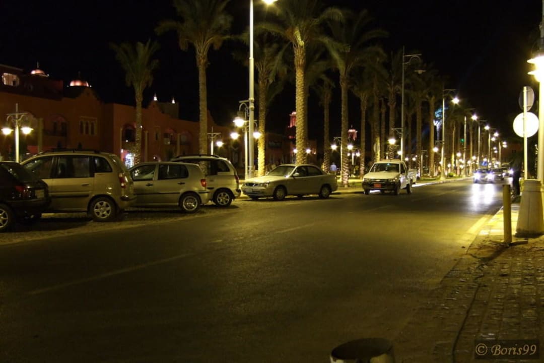 Allee vor dem Grand Hotel am späten Abend The Grand Hotel Hurghada