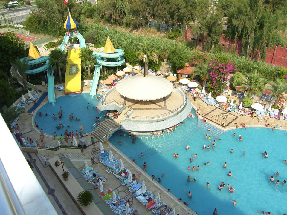 Poolbereich, 10-18 Uhr mit sehr laute Musik! Saphir Hotel & Villas