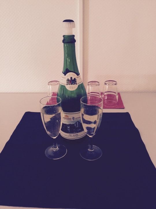 Eine Sektflasche zum Empfang Wincent Hotel