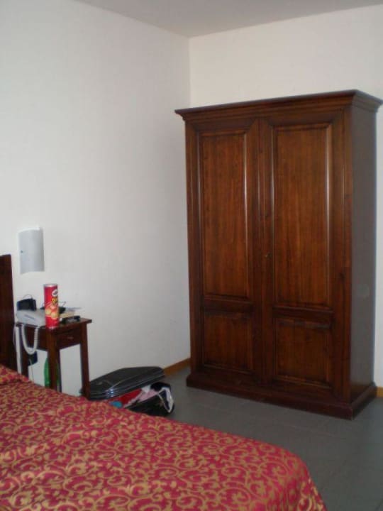 in die Jahre gekommener Schrank Hotel La Cantinota