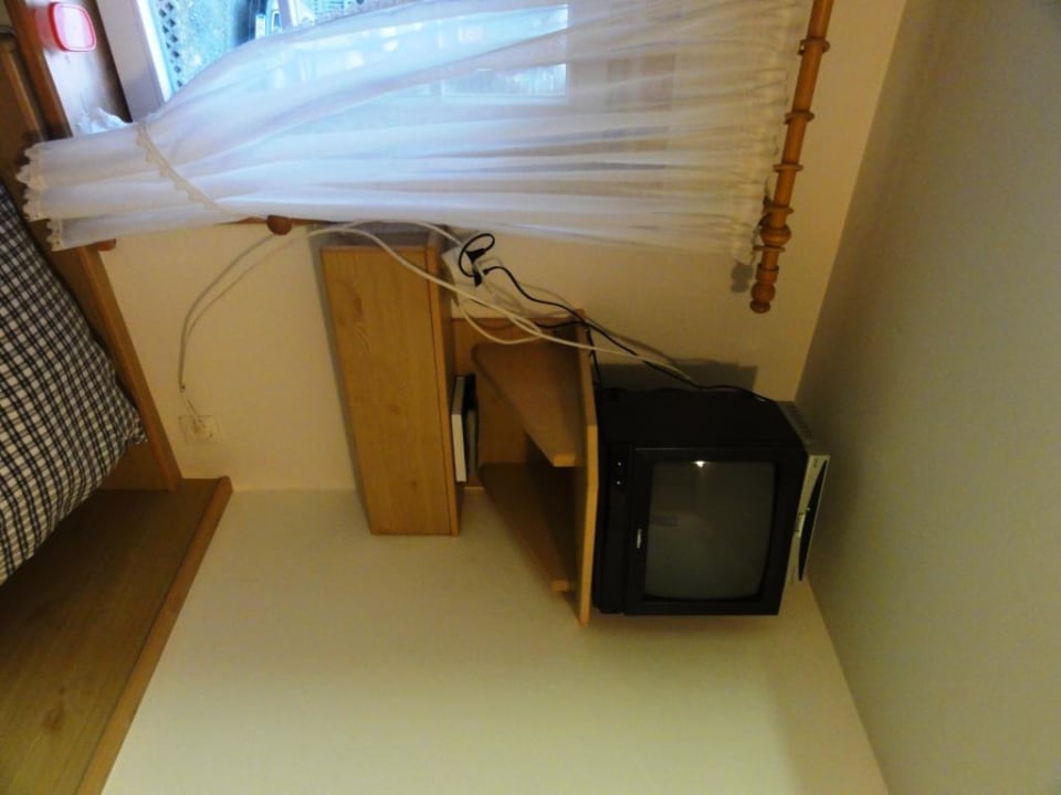Mini-TV mit abenteuerlicher Verkabelung Gasthof zur Hoffnung