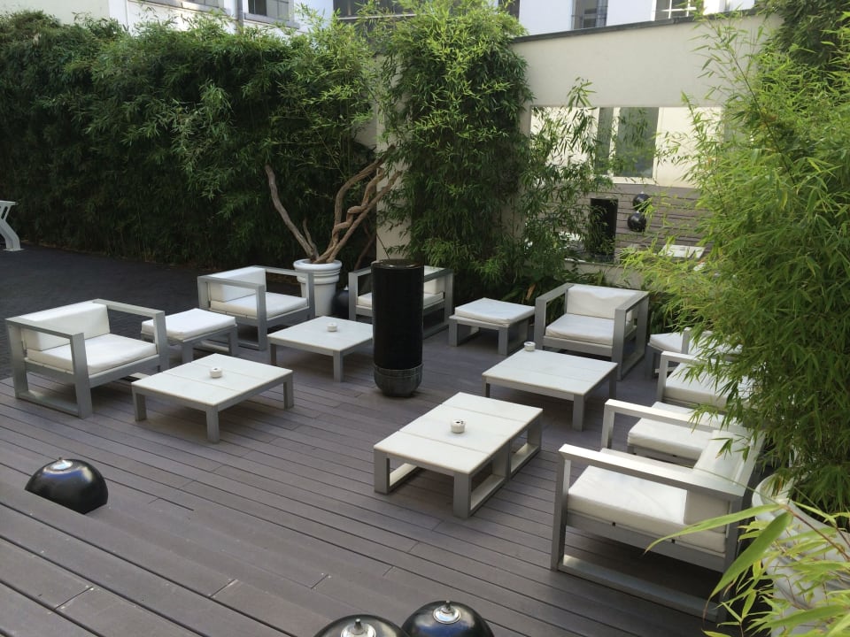 Terrasse im Innenhof Hotel The Pure