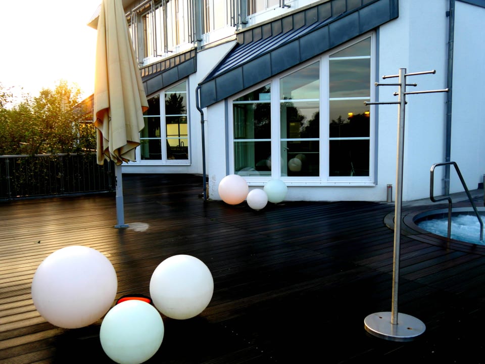 Blick auf das Schwimmbad von außen Hapimag Resort Winterberg