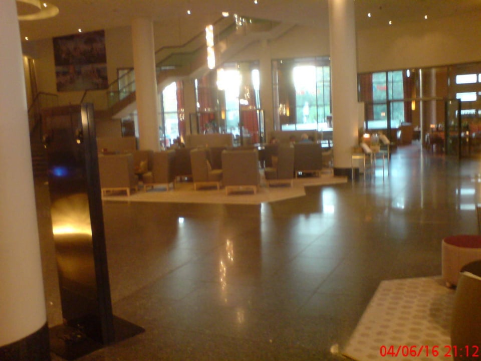 Große Lobby, im Hintergrund das Restaurant ScanHotels City Rostock