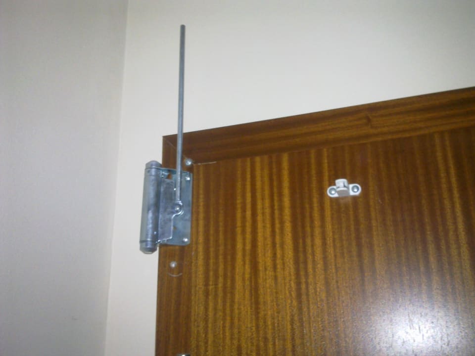 Der Türschliesser an der Eingangstür Hotel Nevada Hamburg