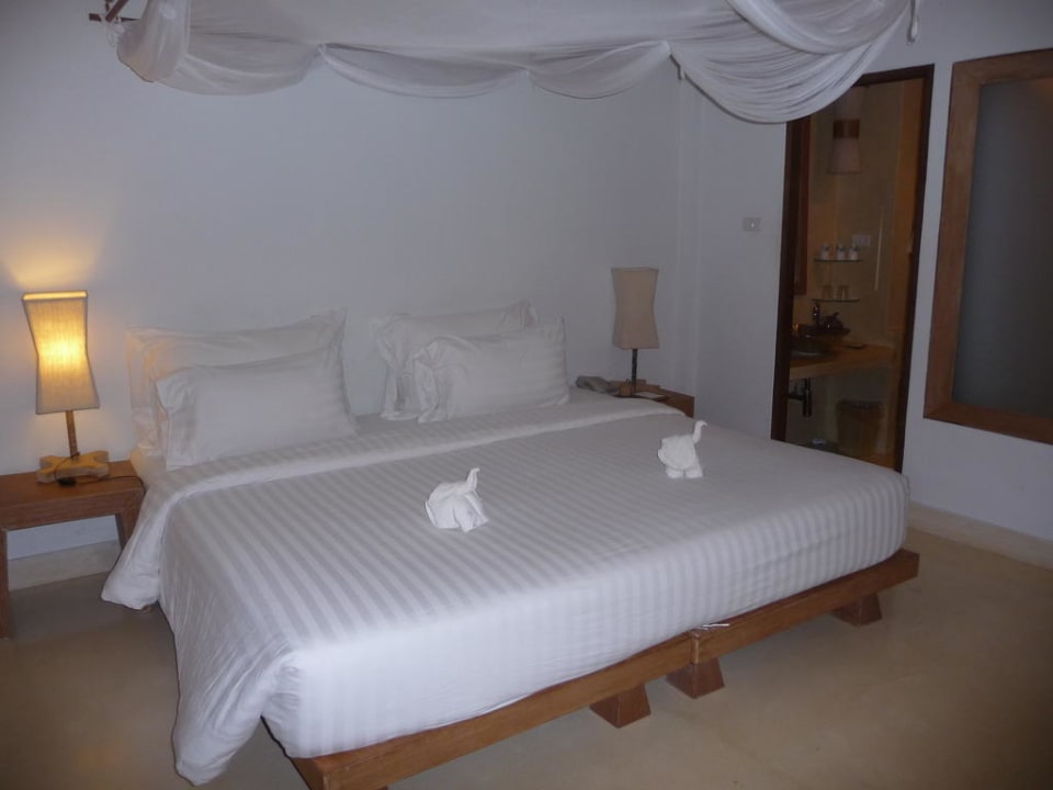 Zimmer Aana Resort