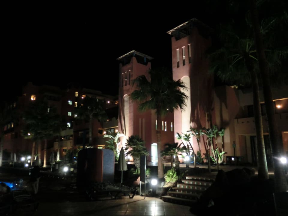 Blick vom Pool zum Hotel Hotel H10 Tindaya