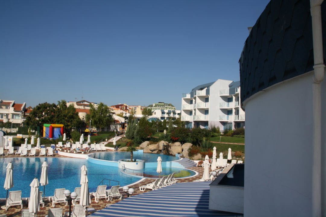 Blick aus dem Appartement auf den Pool Hotel Sineva Beach