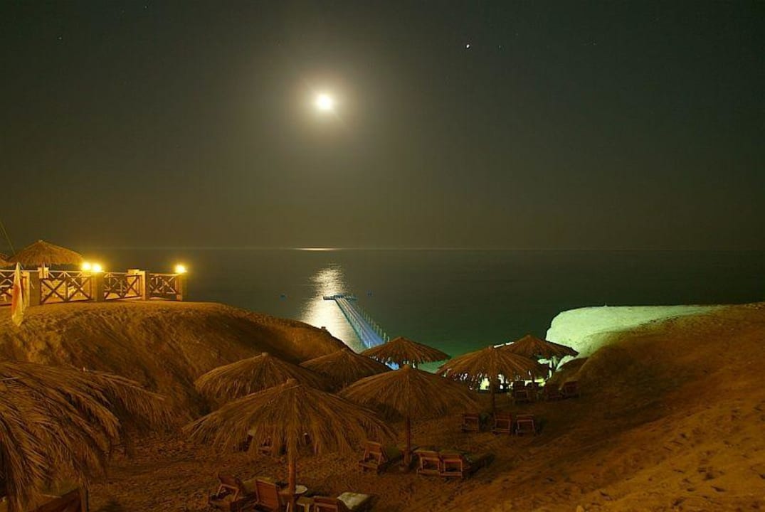 Hotelowa plaża nocą Safir Sharm Waterfalls Resort
