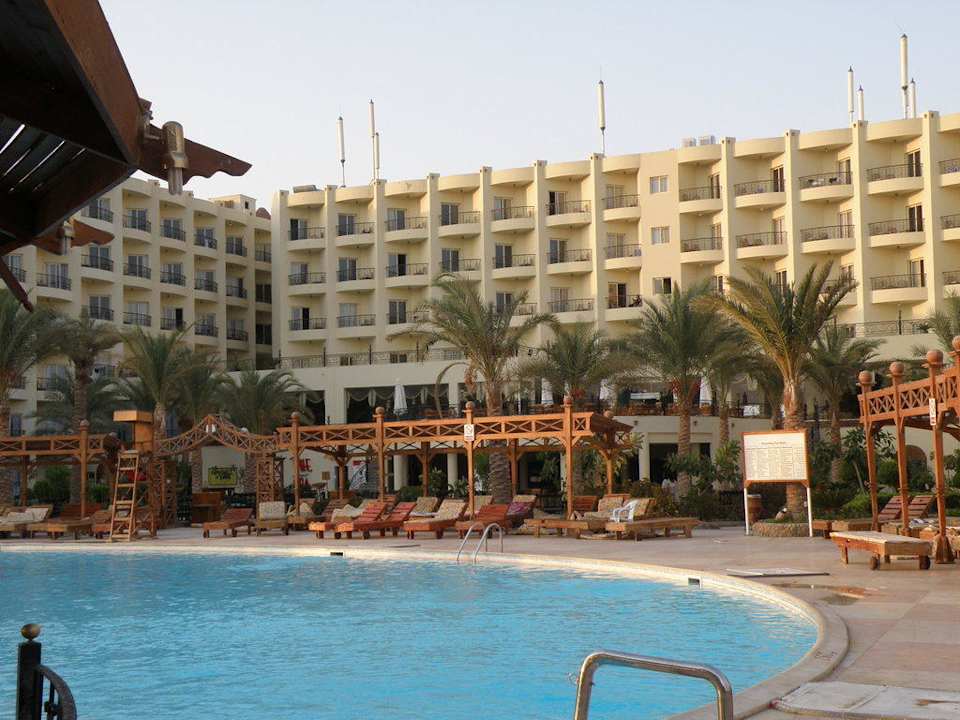 Pohled od pool baru Le Jardin Aqua Park Resort