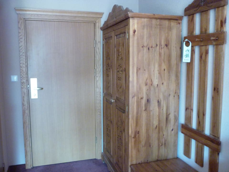 Safe im Schrank vorhanden.  Hotel Meta Resort & Vine SPA