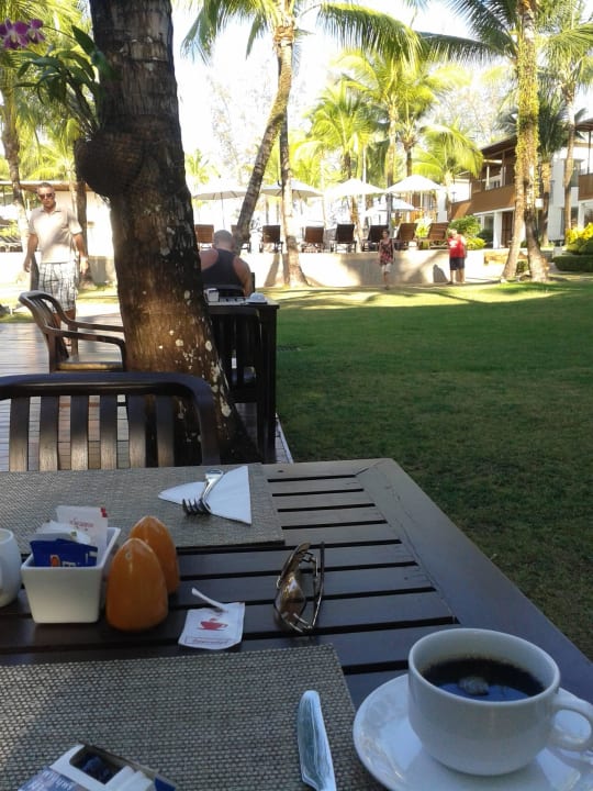 Blick beim Frühstücken The Briza Beach Resort Khaolak