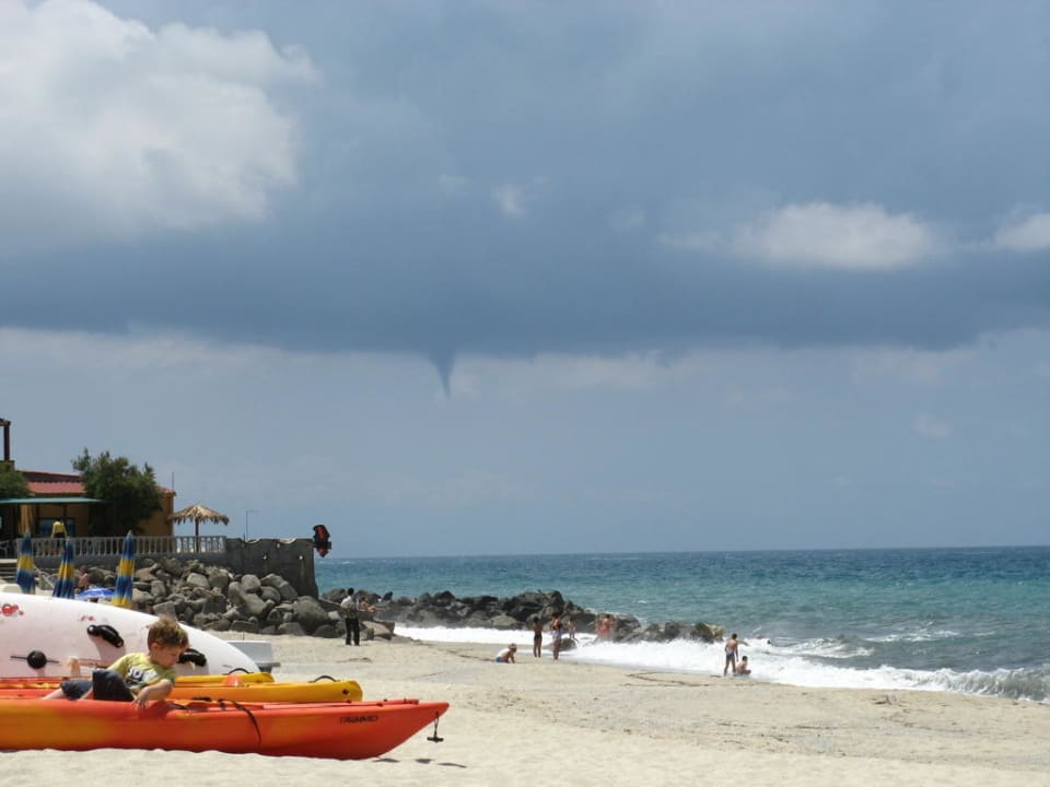 Strand mit Windhose Hotel Villaggio Il Gabbiano