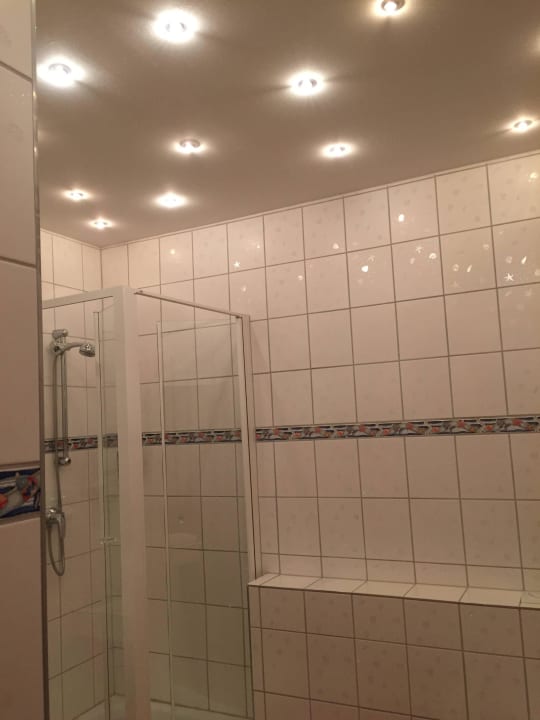 Badezimmer mit Muschelfliesen  Vogel Hotel Appartement & Spa Fischerhus