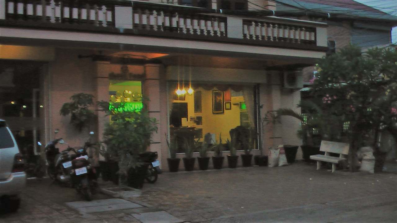 Einige Meter zum Eingang - Rezeption  G Eleven Hotel