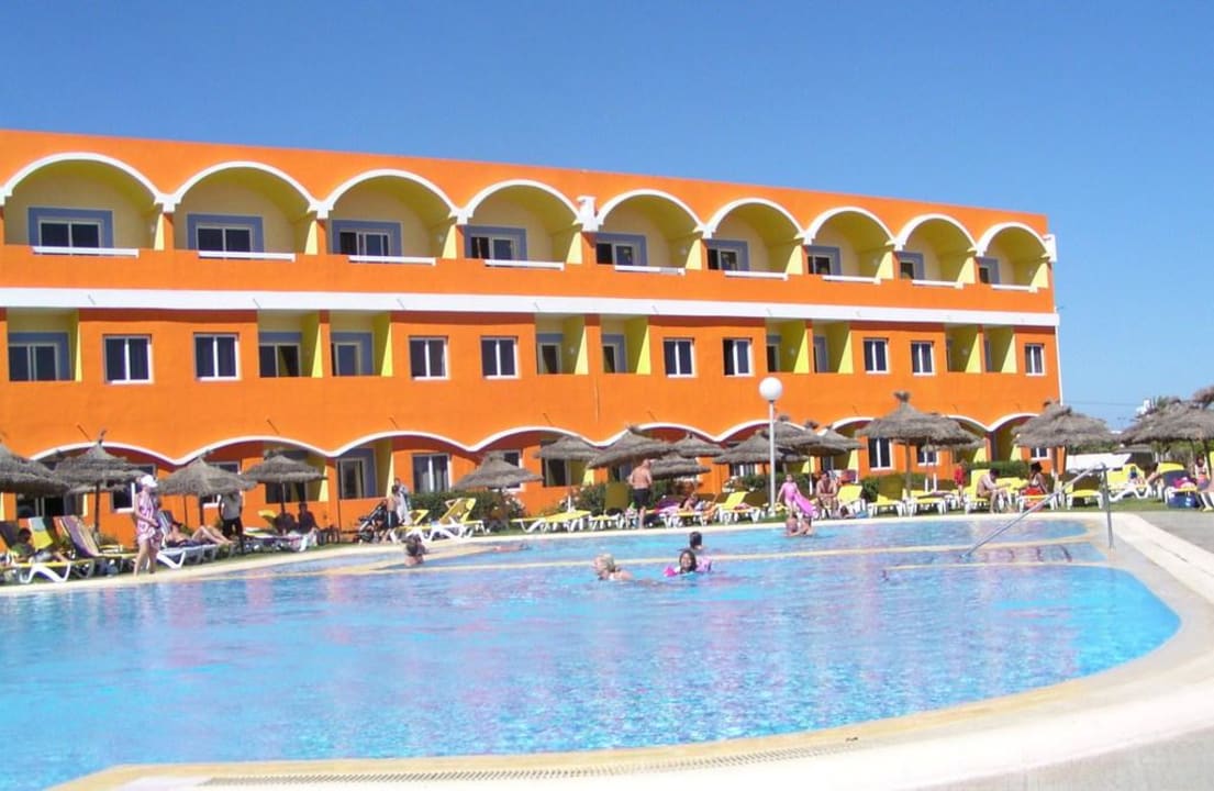 Ruhepool mit Hotel im Hintergrund Hotel Caribbean World Nabeul