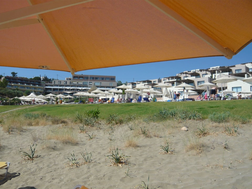 Blick vom Strand auf Hotel Atlantica Mikri Poli Crete