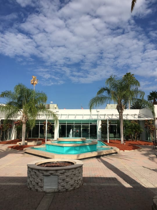 Pool Doubletree Hotel at the Entrance to Universal Orlando