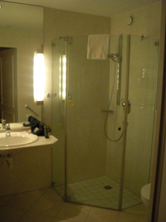 Das geräumige Bad Victor's Residenz-Hotel Berlin Mitte