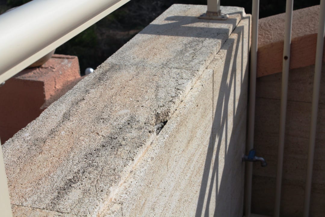 Beschädigte Fassade der Dachterrasse VIVA Cala Mesquida Suites & Spa 16+