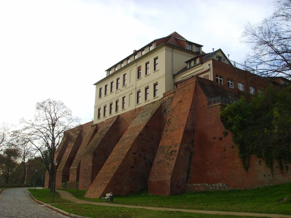 Vom Uferweg Ringhotel Schloss Tangermünde