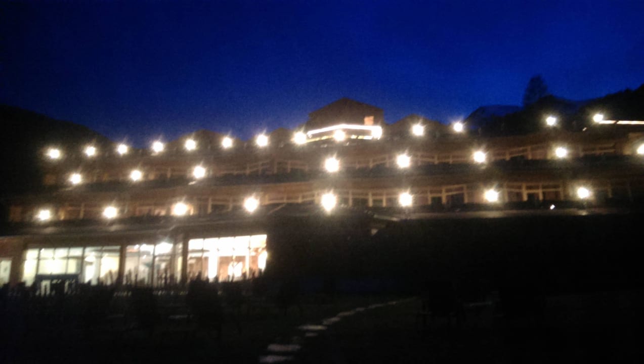 Hotelanlage bei Nacht Panorama Resort Taljörgele