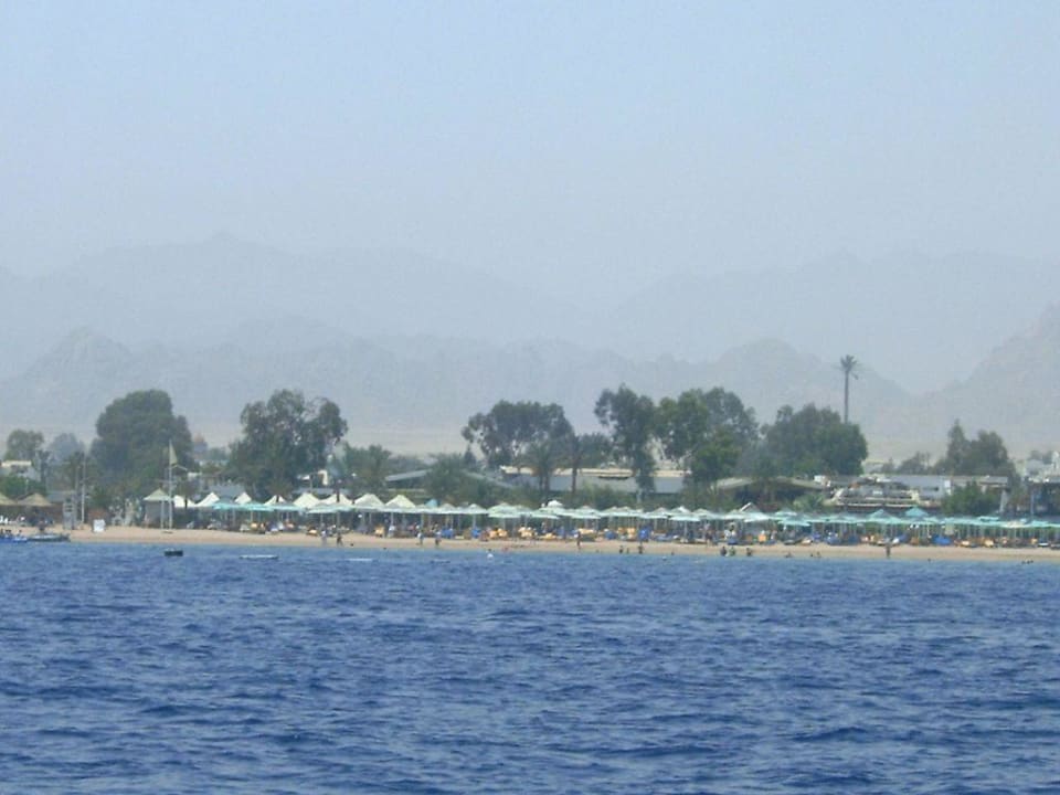 Hotelstrand vom Wasser aus Ghazala Gardens