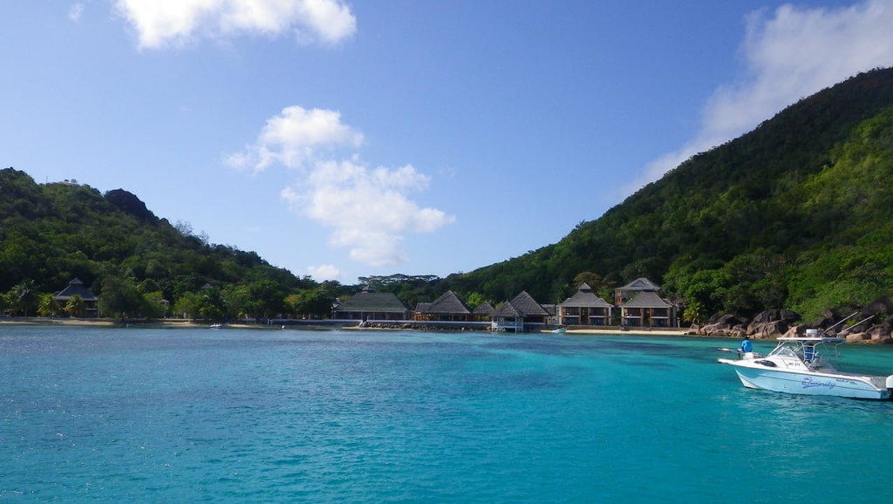 Blick vom Boot auf das Hotel Le Domaine de La Reserve