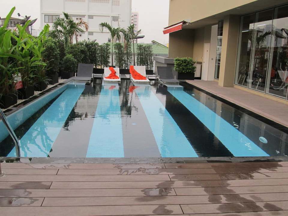 Poolbereich Hilton Garden Inn Bangkok Silom