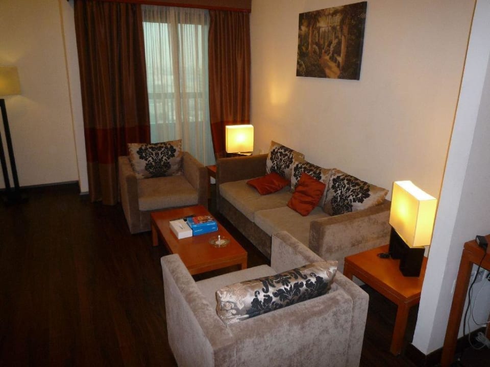 Wohnzimmer Ramada Hotel & Suites by Wyndham Ajman