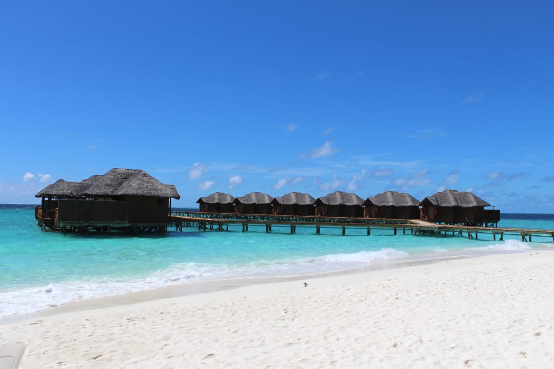 Weg vom Strand zu den Wasser Bungalows Fihalhohi Maldives