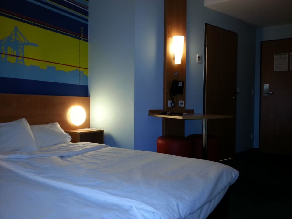 Blick zur Zimmertür B&B Hotel Hamburg-Altona