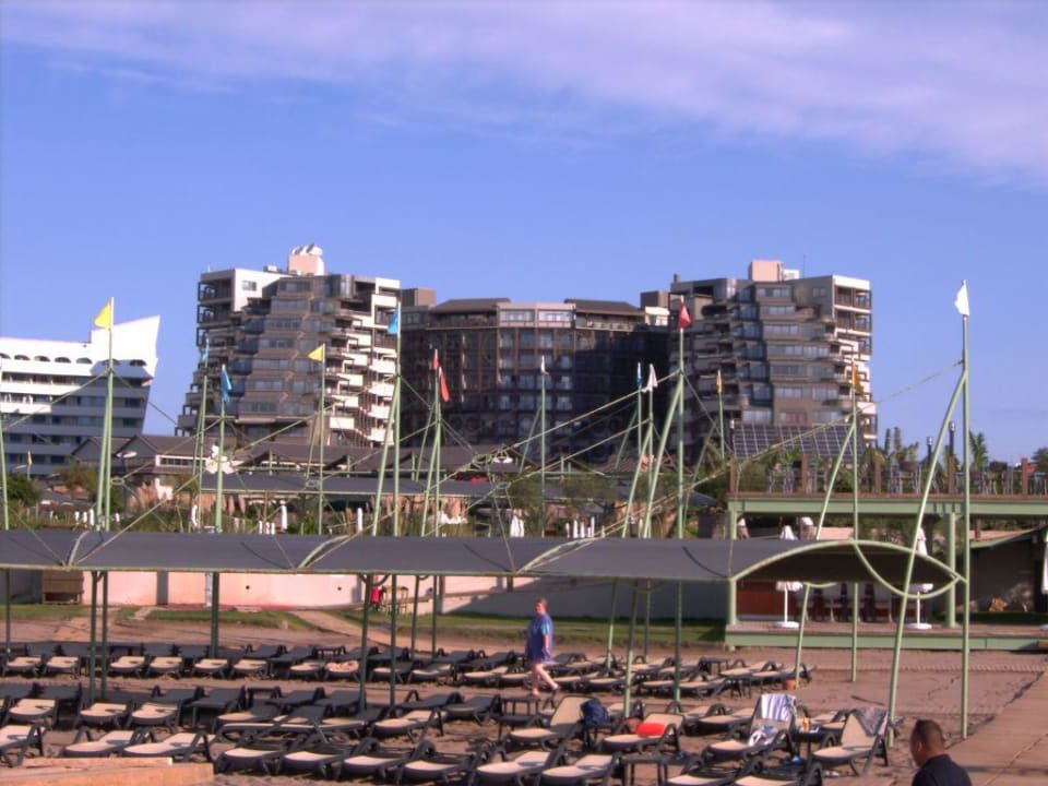 Das Hotel vom Strand aus Limak Lara Deluxe Hotel & Resort