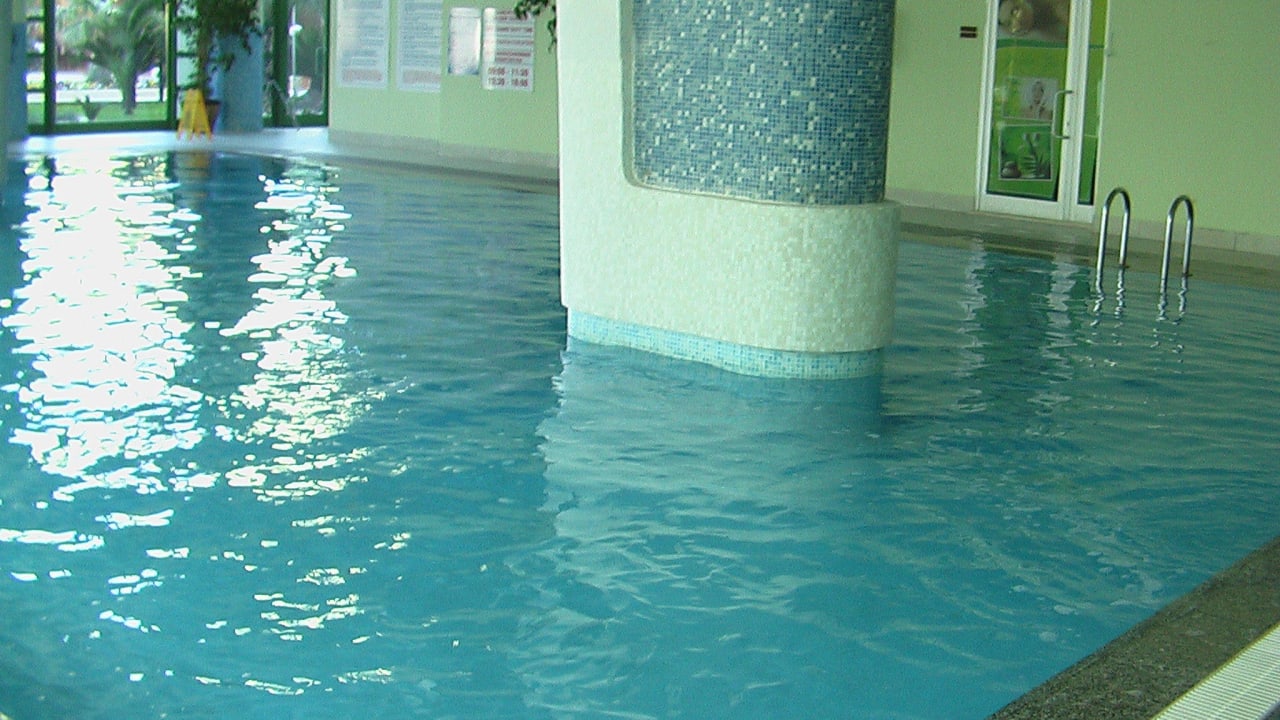 Beheizter Innenpool VONRESORT Golden Coast